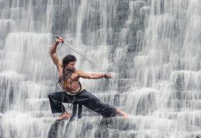 водопад,люди,меч,benjamin von wong,мужчина,вода