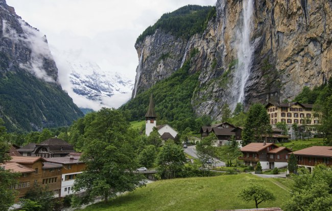 горы,скалы,водопад,дома,швейцария,ущелье,часовня,lauterbrunnen