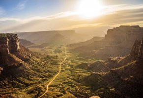 canyonlands national park,сша,солнце,скалы,долина,небо,камни,mesa arch,дорога,рассвет