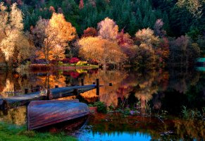 пейзаж,озеро,лес,осень,дома,деревья,лодка,природа