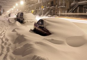 Зима,город,автомобили в снегу,сугробы