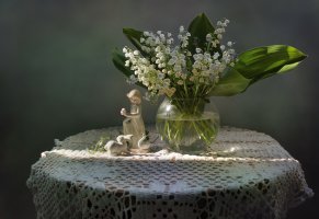 ваза,столик,салфетка,фигурка,девочка,цветы,ландыши,статуэтка,заяц