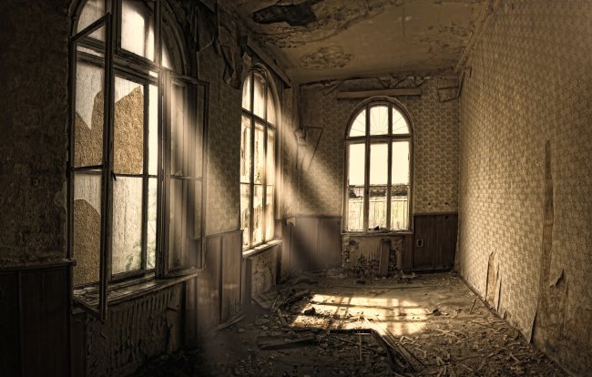 обои,комната,окна,заброшенная,разбитое стекло