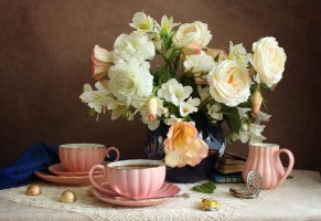чашки,молочник,конфеты,альстрёмерия,ваза,часы,книги,салфетка,цветы,розы