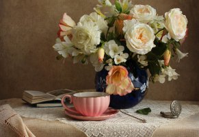 ваза,альстрёмерия,розы,часы,салфетка,столик,чай,скатерть,чашка,цветы,книги