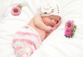 спящая,улыбка,шапочка,младенец,цветы,астры,сон,девочка