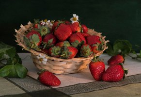 ягоды,корзинка,клубника,салфетка,листья