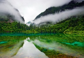 горы,пруд,водоём,гладь,холмы,облака,отражение,лес,поверхность,зелень,озеро,зеркало