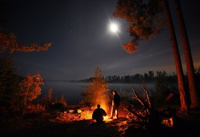 небо,костер,берег,озеро,люди,звёзды,луна,ночь