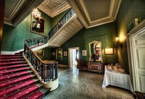 лестница с ковровой дорожкой,роскошный интерьер холла,мраморный пол