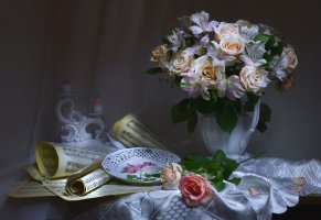 тарелка,скатерть,подсвечник,розы,цветы,альстрёмерия,ноты,стиль,свечи,натюрморт,букет