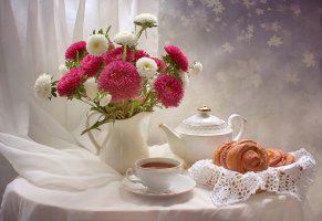 чашка,стол,скатерть,ткань,астры,чай,занавеска,выпечка,цветы,натюрморт,чайник