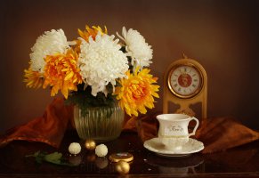 цветы,часы,ваза,чашка,ткань,конфеты,хризантемы