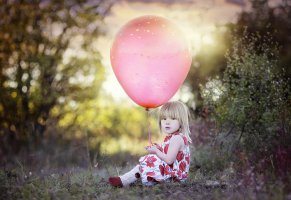 воздушный шар,трава,кусты,платье,девочка,ребенок,природа