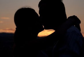 парень и девушка,любовь,влюбленные,романтика,поцелуй на закате солнца,закат солнца,влюбленные на фоне заката,отношения