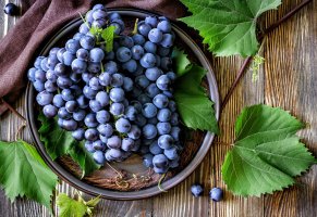 гроздья,виноград,тарелка,листья